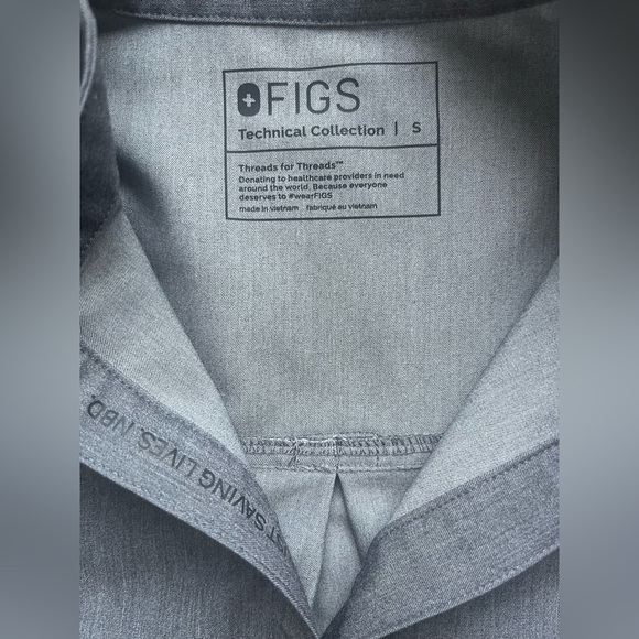 Ladies Figs Oversized Cap Sleeve Scrub Top, Size Small Heathered Gray - Picture 6 of 6